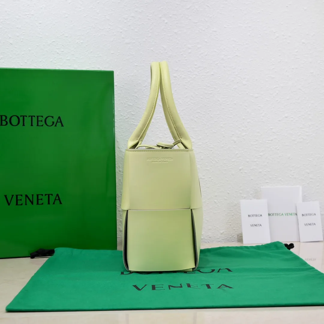 Batch 1760 small arco, BottegaVeneta# official website latest cowhide leather with inner sheepskin SLIP tote handbag, and the logo has been changed to the side panel😍The oversized woven design really makes it a huge gap from ordinary tote bags🔗🔗Different color combinations inside and outside ⛓Daniel Lee leads the brand's DNA to continue to evolve with fresh inspiration🧬🧬showing a balanced style of luxury and reality👉: 30*20*12 Model: 9893# Delete Remove Download Refresh Pin Edit Share with one click
